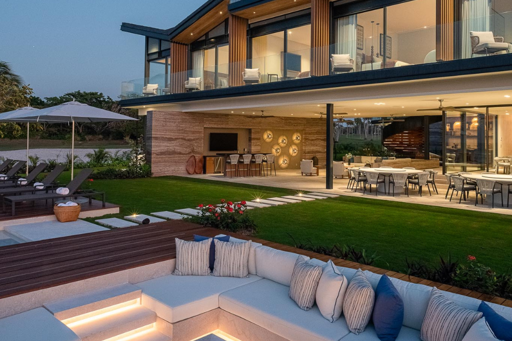 Punta Pacífico Norte luxury 9-bedroom estate overlooking the Tail of the Whale golf hole with private chef service.