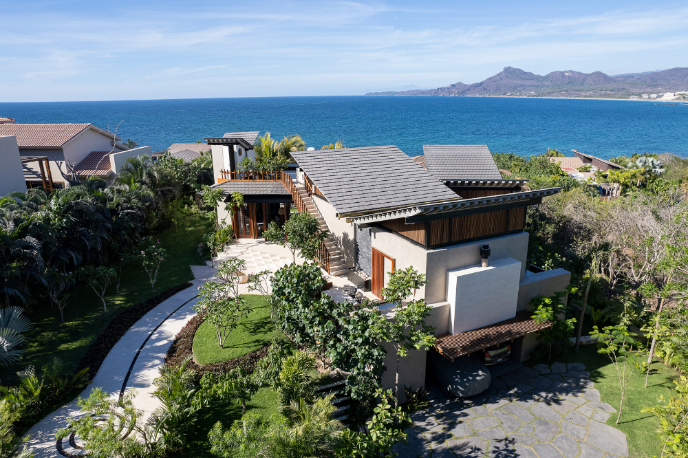 A sophisticated living space at Casa Alum, a reliable beach villa offering modern luxury and soul-stirring views of the Pacific horizon.